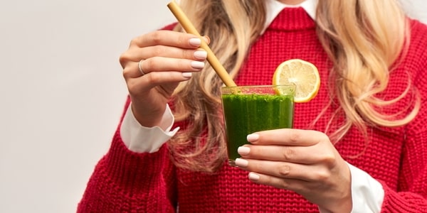 Przepis na smoothie z soku jab�kowego, li�ci moringa i chlorelli