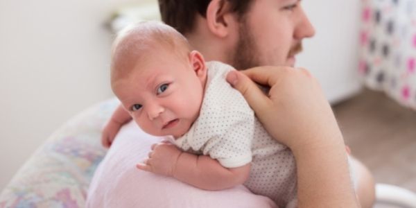 ulewanie noworodka - noszenie na ramieniu