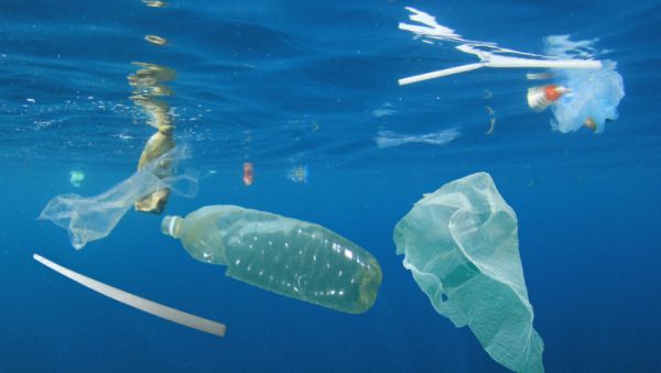 Dlaczego powinni�my zrezygnowa� z plastikowych s�omek?
