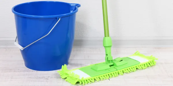 Jaki p�yn do mycia pod��g wybra�? Przegl�d skutecznych i bezpiecznych produkt�w