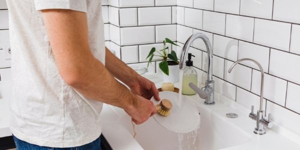 7 sposobów na szybkie i skuteczne mycie naczyń