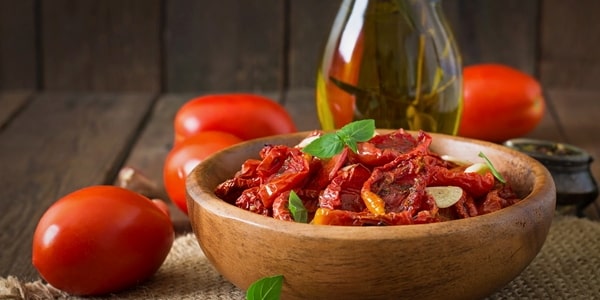 Właściwości suszonych pomidorów. Jak suszyć je samodzielnie?
