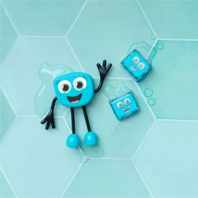 Glo Pals Posta� do k�pieli Blair - zestaw z dwiema kostkami sensorycznymi �wiec�cymi w wodzie