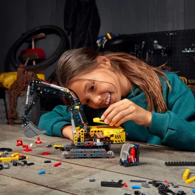 LEGO Technic Wytrzyma�a koparka 42121