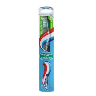 Aquafresh Between Teeth Toothbrush szczoteczka do zbw Medium