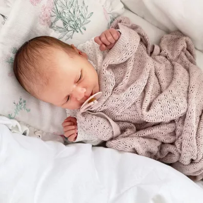 LullaLove Kocyk bambusowy - motylek, pudrowy r�
