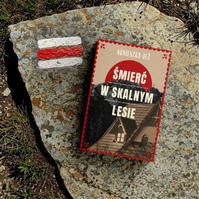 �mier� w skalnym lesie