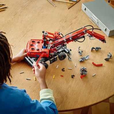 LEGO Technic D�wig z chwytakiem 42144