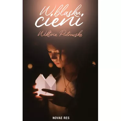 W blasku cieni - Wiktoria  Piotrowska