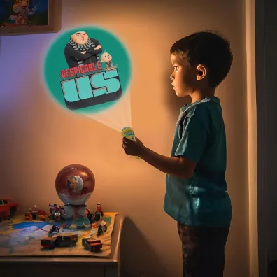 Latarka z projektorem Minionki Lexibook LTC050DES