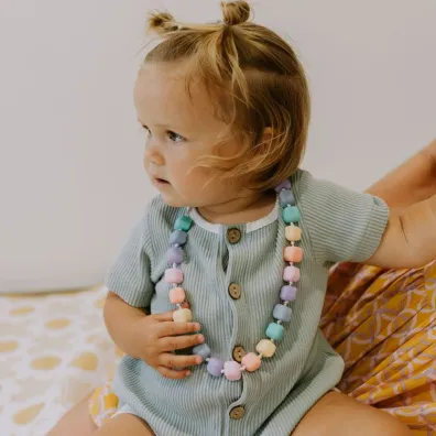 Silikonowy naszyjnik dla dziecka, Ksi�niczka na ziarnku grochu, pastelowy Jellystone Designs