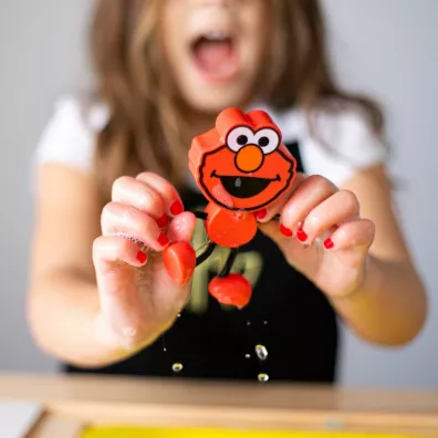 Glo Pals Posta� do k�pieli Elmo - zestaw z dwiema kostkami sensorycznymi �wiec�cymi w wodzie