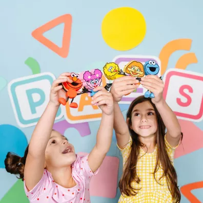 Glo Pals Posta� do k�pieli Elmo - zestaw z dwiema kostkami sensorycznymi �wiec�cymi w wodzie
