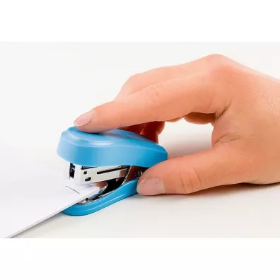 Novus Zszywacz mini b��kitny + zszywki 24/6 blister