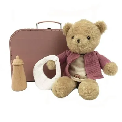 Mi� Morrisette z ubrankami w walizce Toyki