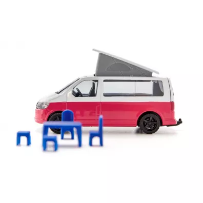 Siku Super. VW T6 California z ruchomym dachem i akcesoriami
