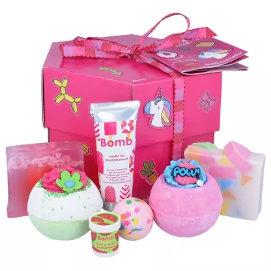 Bomb Cosmetics Stick with Me Gift Box zestaw kosmetyk�w Musuj�ca Kula do k�pieli 3szt + Myd�o Glicerynowe 2szt + Krem do r�k + Balsam do ust 7 szt.