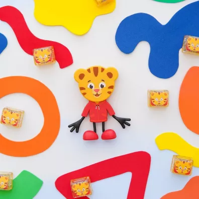 Glo Pals Posta� do k�pieli Tygrysek Daniel - zestaw z dwiema kostkami sensorycznymi �wiec�cymi w wodzie