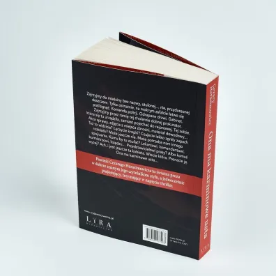 Ona ma karminowe usta