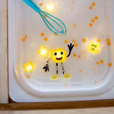 Glo Pals Posta� do k�pieli Alex - zestaw z dwiema kostkami sensorycznymi �wiec�cymi w wodzie