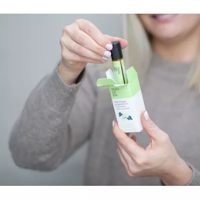 Make Me Bio Cucumber Freshness Roz�wietlaj�ce serum pod oczy (roller) 10 ml