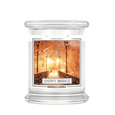 Kringle Candle Średnia świeca z dwoma knotami Snowy Bridge 411 g