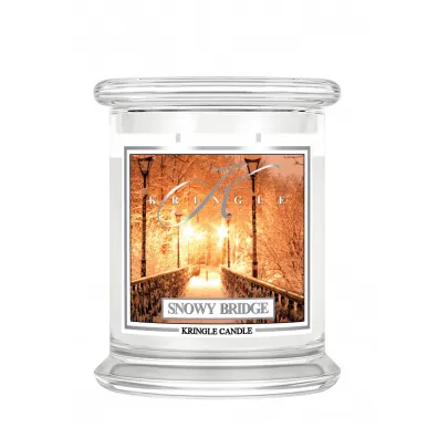 Kringle Candle �rednia �wieca z dwoma knotami Snowy Bridge 411 g