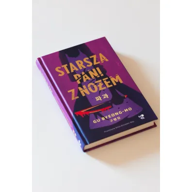 Starsza pani z no�em