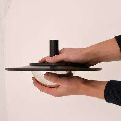 Esschert Design Poideko dla ptakw Kula na nce 116 cm