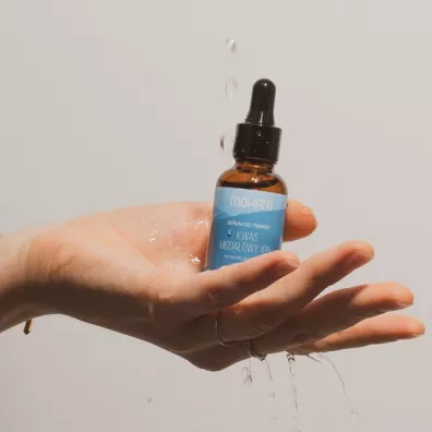 Mohani Wyg�adzaj�ce serum do twarzy z kwasem migda�owym 10% 30 ml