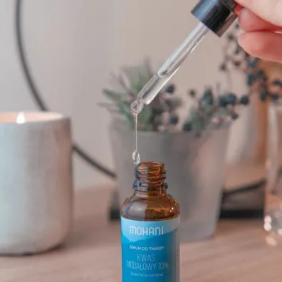 Mohani Wyg�adzaj�ce serum do twarzy z kwasem migda�owym 10% 30 ml
