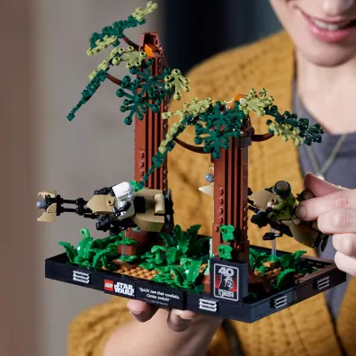 LEGO Star Wars Diorama: Pocig na cigaczu przez Endor 75353
