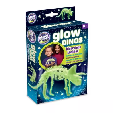 �wiec�cy w ciemno�ci szkielet Triceratops