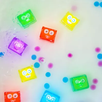 Glo Pals Posta� do k�pieli Sammy - zestaw z dwiema kostkami sensorycznymi �wiec�cymi w wodzie