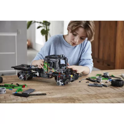 LEGO Technic Ci�ar�wka Mercedes-Benz Zetros z nap�dem na 4 ko�a 42129