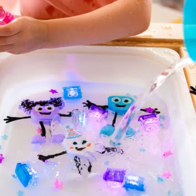 Glo Pals Posta� do k�pieli Party Pal - zestaw z dwiema kostkami sensorycznymi �wiec�cymi w wodzie