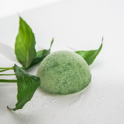 Mohani Naturalna gbka konjac do mycia twarzy  – z zielon herbat