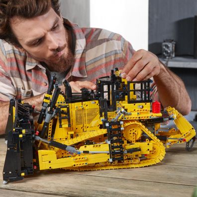 Lego TECHNIC Sterowany aplikacj buldoer Cat D11 42131