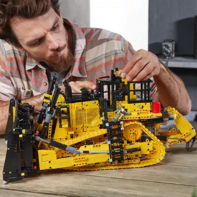 Lego TECHNIC Sterowany aplikacj� buldo�er Cat D11 42131