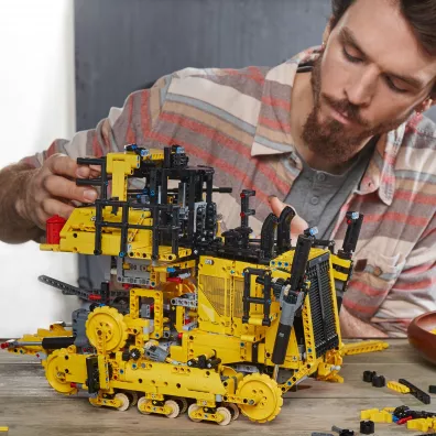 Lego TECHNIC Sterowany aplikacj� buldo�er Cat D11 42131