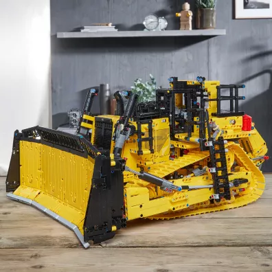 Lego TECHNIC Sterowany aplikacj� buldo�er Cat D11 42131