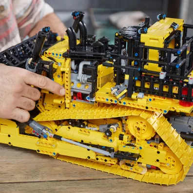 Lego TECHNIC Sterowany aplikacj� buldo�er Cat D11 42131