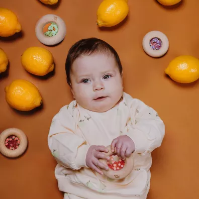 Grzechotka sensoryczna, truskawka Petit Boum