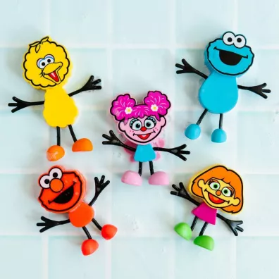 Glo Pals Posta� do k�pieli Ciasteczkowy Potw�r - zestaw z dwiema kostkami sensorycznymi �wiec�cymi w wodzie