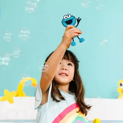 Glo Pals Posta� do k�pieli Ciasteczkowy Potw�r - zestaw z dwiema kostkami sensorycznymi �wiec�cymi w wodzie
