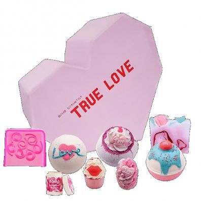 Bomb Cosmetics True Love Gift Box zestaw kosmetykw Kula Musujca 3szt + Mydeko Glicerynowe 2szt + Malana Babeczka 2szt + Balsam do ust 8 szt.