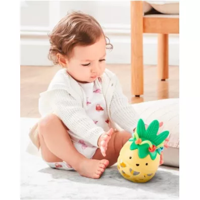 Zabawka z grzechotk� Ananas Farma Skip Hop