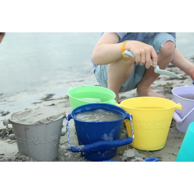 Skadane wiaderko do wody i piasku scrunch bucket - granatowy