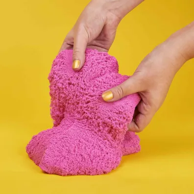 Piasek kinetyczny Kinetic Sand b�yszcz�cy r�owy  900g Spin Master