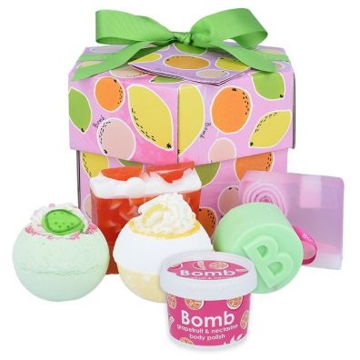 Bomb Cosmetics Fruit Basket Handmade Gift Box zestaw kosmetyków Musująca Kula do kąpieli 2szt + Mydło Glicerynowe 2szt + Mini Scrub 120ml + Żel pod prysznic w kostce 120g 6 szt.